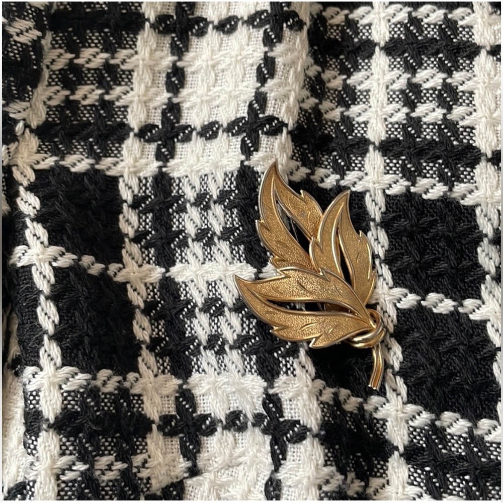 Vintage gold tone Autumnal Leaf Brooch